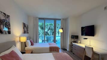 Escritorio, tabla de planchar con plancha, cuna de viaje y wifi