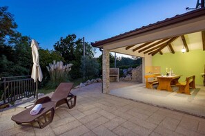 Outdoor dining - Casa Aurelia a pet-friendly retreat with Wallbox (Kunj)