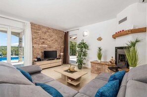 Smart TV, fireplace - Casa Aurelia a pet-friendly retreat with Wallbox (Kunj)