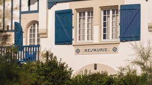 Ein zweistöckiges Gebäude mit einem Schild, auf dem 'RESAVRIE' steht.