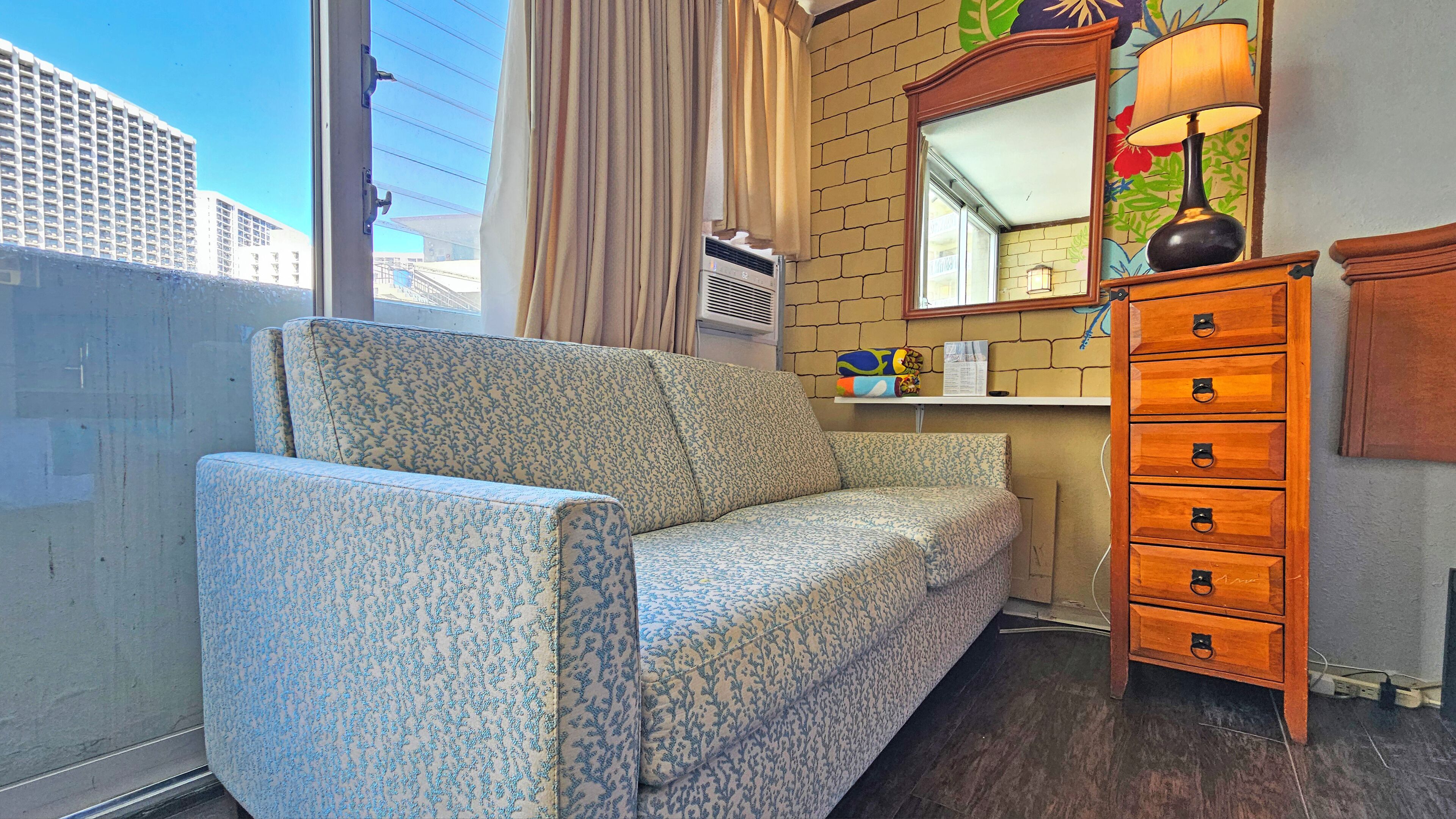 Wg 705 Cozy Queen-bed Studio Steps To Waikiki Beach & Zoo W/ac, Pool, & Kitchen - Kailua, HI