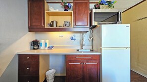 Private kitchen - WG 705 —Cozy Queen-Bed studio steps to Waikiki Beach & Zoo w/AC, Pool, & Kitchen (Honolulu)