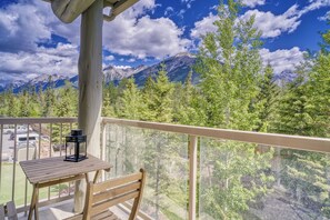 Outdoor dining - Spacious Dual-Unit Stay | 2 Addresses | Ideal for Large Groups (Canmore)