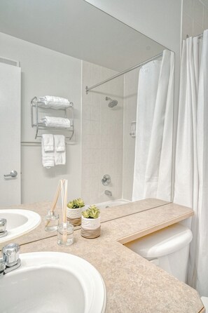 Jetted tub, hair dryer, towels, soap - Spacious Dual-Unit Stay | 2 Addresses | Ideal for Large Groups (Canmore)