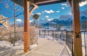 Property grounds - Spacious Dual-Unit Stay | 2 Addresses | Ideal for Large Groups (Canmore)