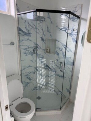 Toallas, jabón y papel higiénico