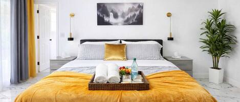 Tabla de planchar con plancha, wifi gratis y ropa de cama