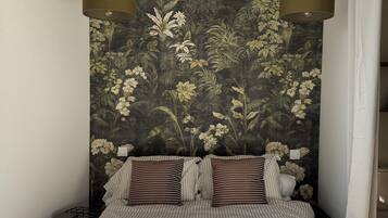 Tabla de planchar con plancha, wifi gratis, ropa de cama