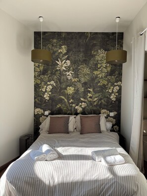 Iron/ironing board, free WiFi, bed sheets