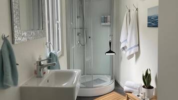 Kamar Double Standar, pemandangan gunung | Kamar mandi | Sabun, sampo, dan tisu toilet