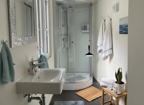 Standard Double Room, Mountain View | Bathroom | Soap, shampoo, toilet paper - Hotel Sternen Gurtnellen (Gurtnellen)