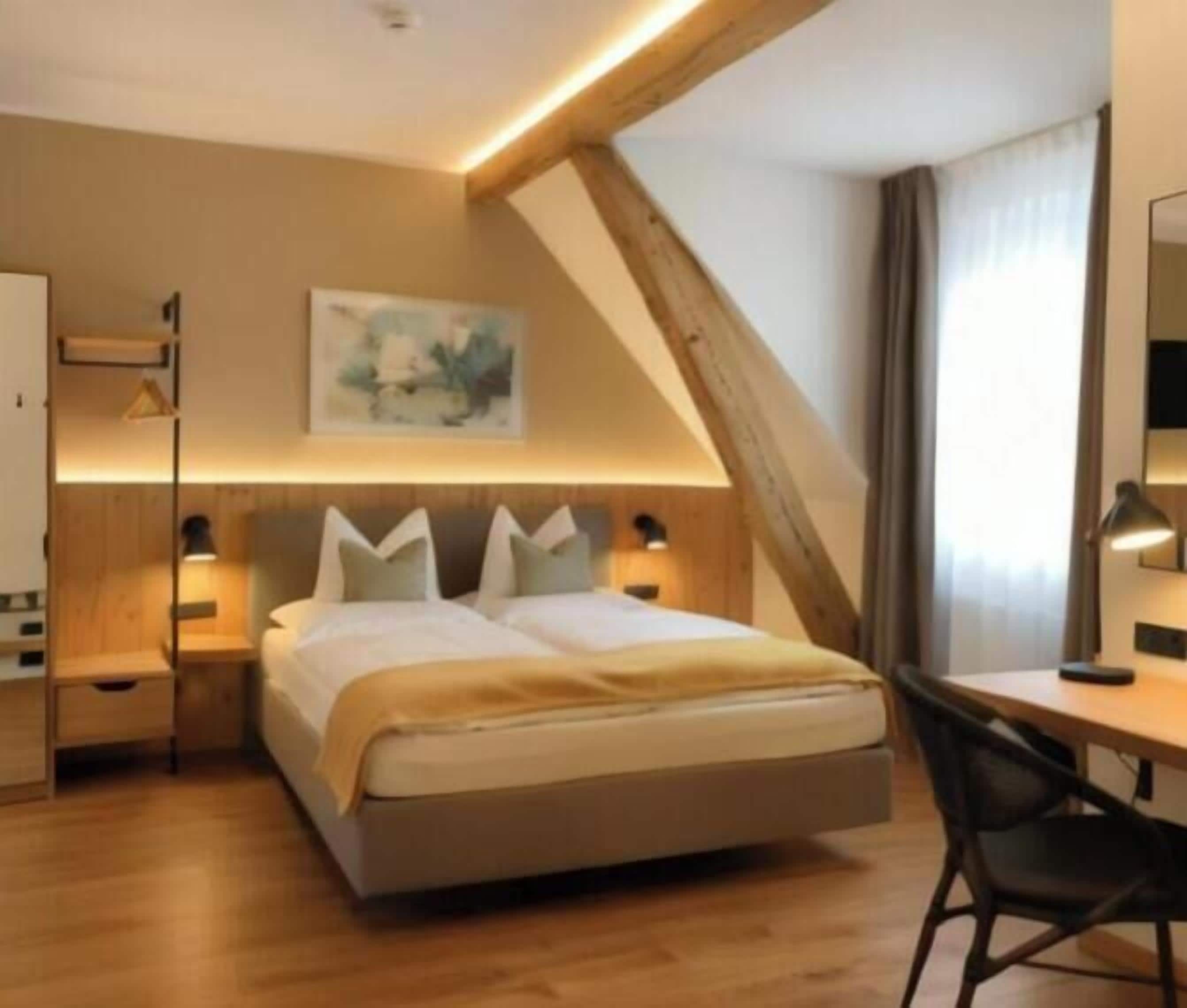 Une chambre moderne avec un grand lit, des tables de chevet, un bureau et une chaise.