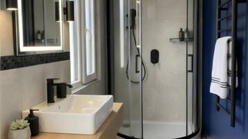 Dobbeltrom – deluxe, 1 soverom, fjellutsikt | Bad | Såpe, sjampo og toalettpapir