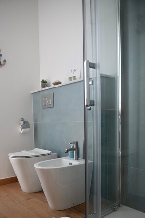 Shower, hair dryer, bidet, towels - Blu Studio central near sea Rapallo/ near Portofino (Rapallo)
