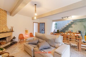 Televisión, chimenea y estéreo 