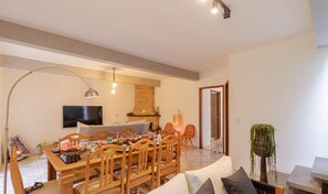 Televisión, chimenea y estéreo 