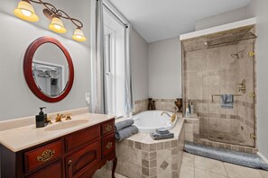 Hair dryer - Master Suite at Elkader JailHouse Inn (Elkader)