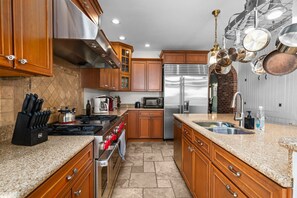 Fridge, microwave, oven, stovetop - Master Suite at Elkader JailHouse Inn (Elkader)