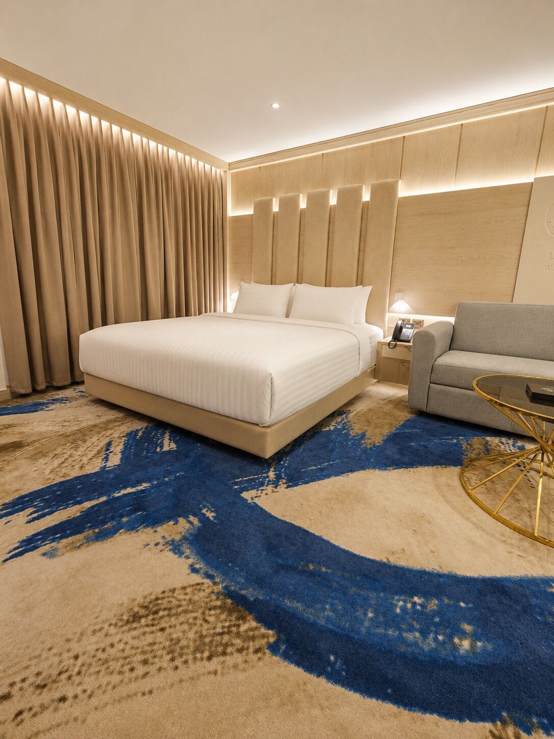 Junior Suite - King | Luxe beddengoed, donzen dekbedden, een minibar, een kluis op de kamer