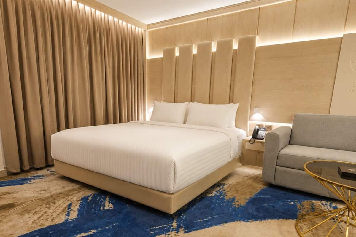 Junior Suite - King | Ropa de cama de alta calidad, edredones de plumas, minibar y caja fuerte
