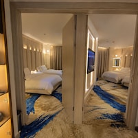  Family Suite with Balcony | 高級寝具、羽毛の掛け布団、ミニバー、セーフティボックス (室内)