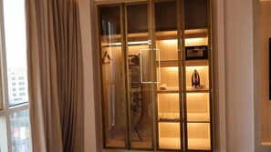 Una habitación con puerta corredera de vidrio, una cama y una mesita de noche.