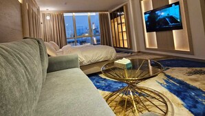 Deluxe Queen Suite | 高級寢具、羽絨被、迷你吧、客房內保險箱