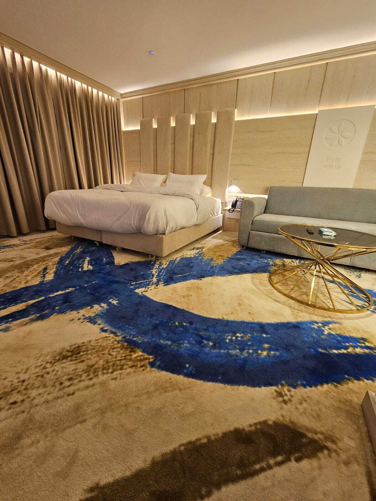 Bộ đồ giường cao cấp, chăn bông, minibar, két bảo mật tại phòng 