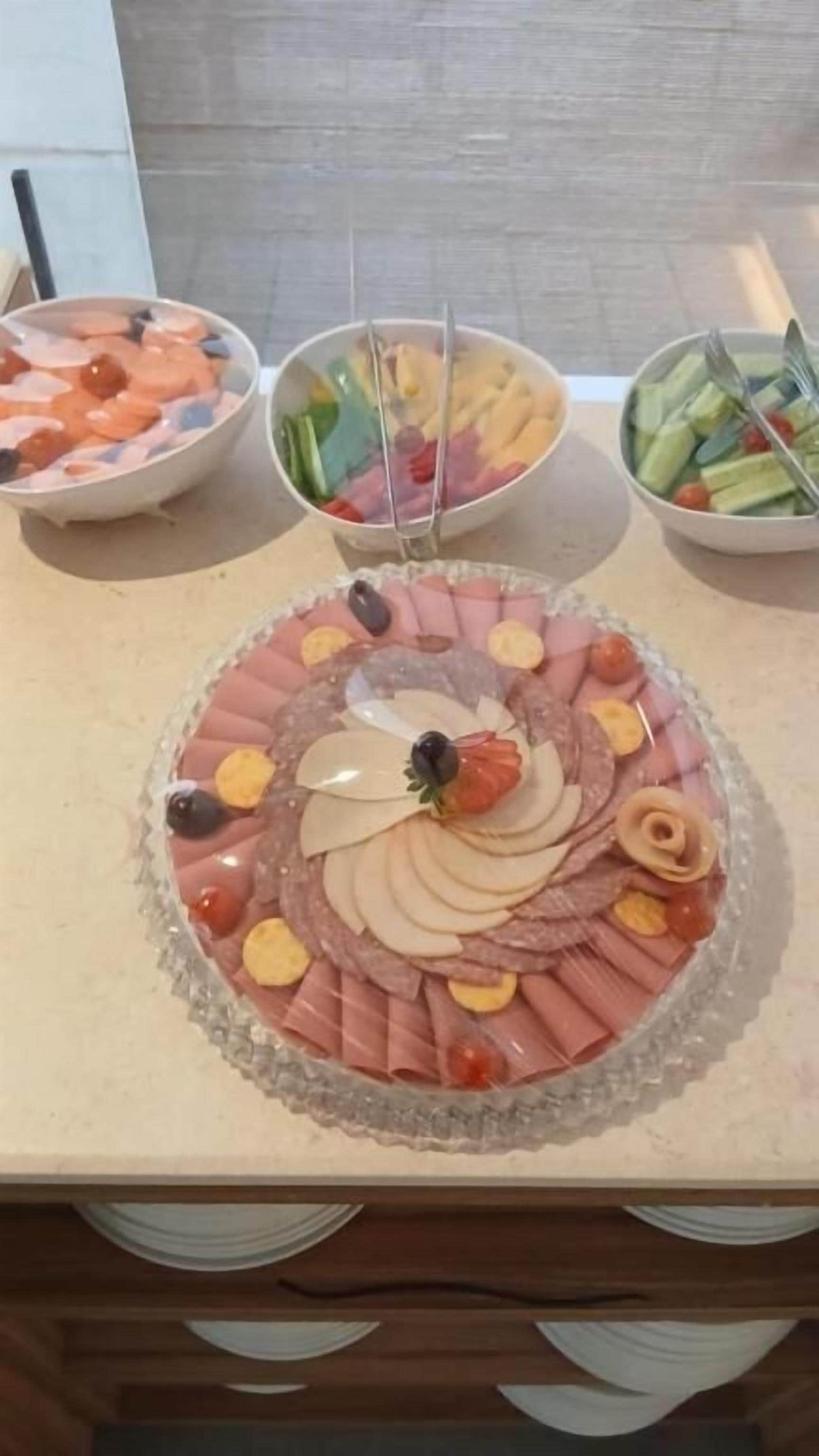 Ein reich gedeckter Buffet mit verschiedenen Speisen.