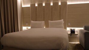 Phòng Suite Royal | Bộ đồ giường cao cấp, chăn bông, minibar, két bảo mật tại phòng 