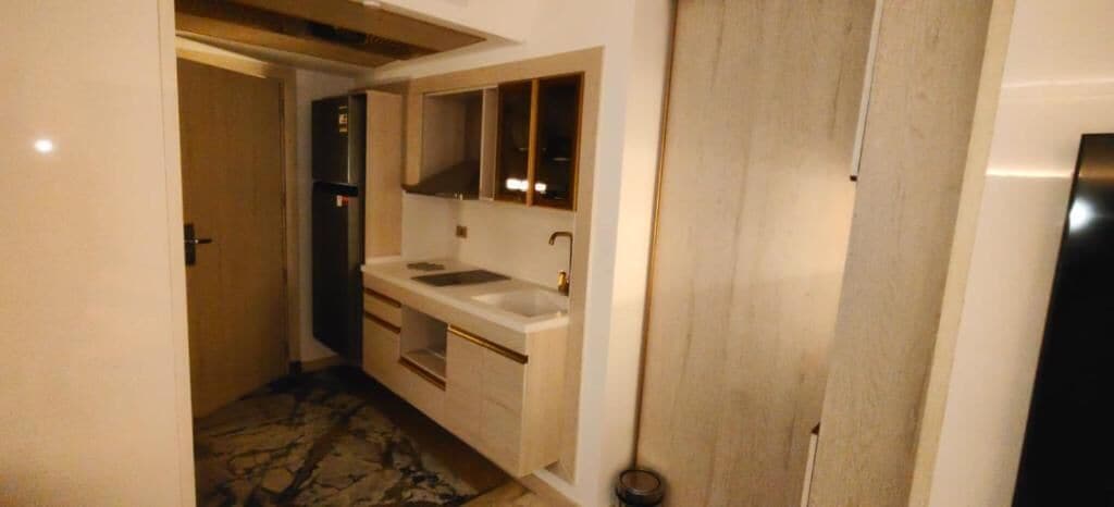 Un baño pequeño con lavamanos, espejo y armarios.