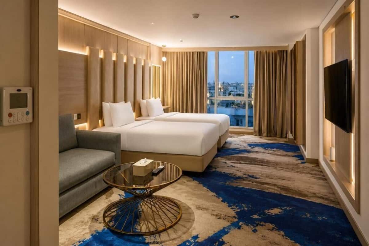 Deluxe Queen Suite | Ropa de cama de alta calidad, edredones de plumas, minibar y caja fuerte