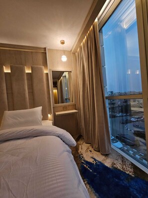 Phòng phong cách lãng mạn, 1 giường cỡ king và sofa giường | Bộ đồ giường cao cấp, chăn bông, minibar, két bảo mật tại phòng 