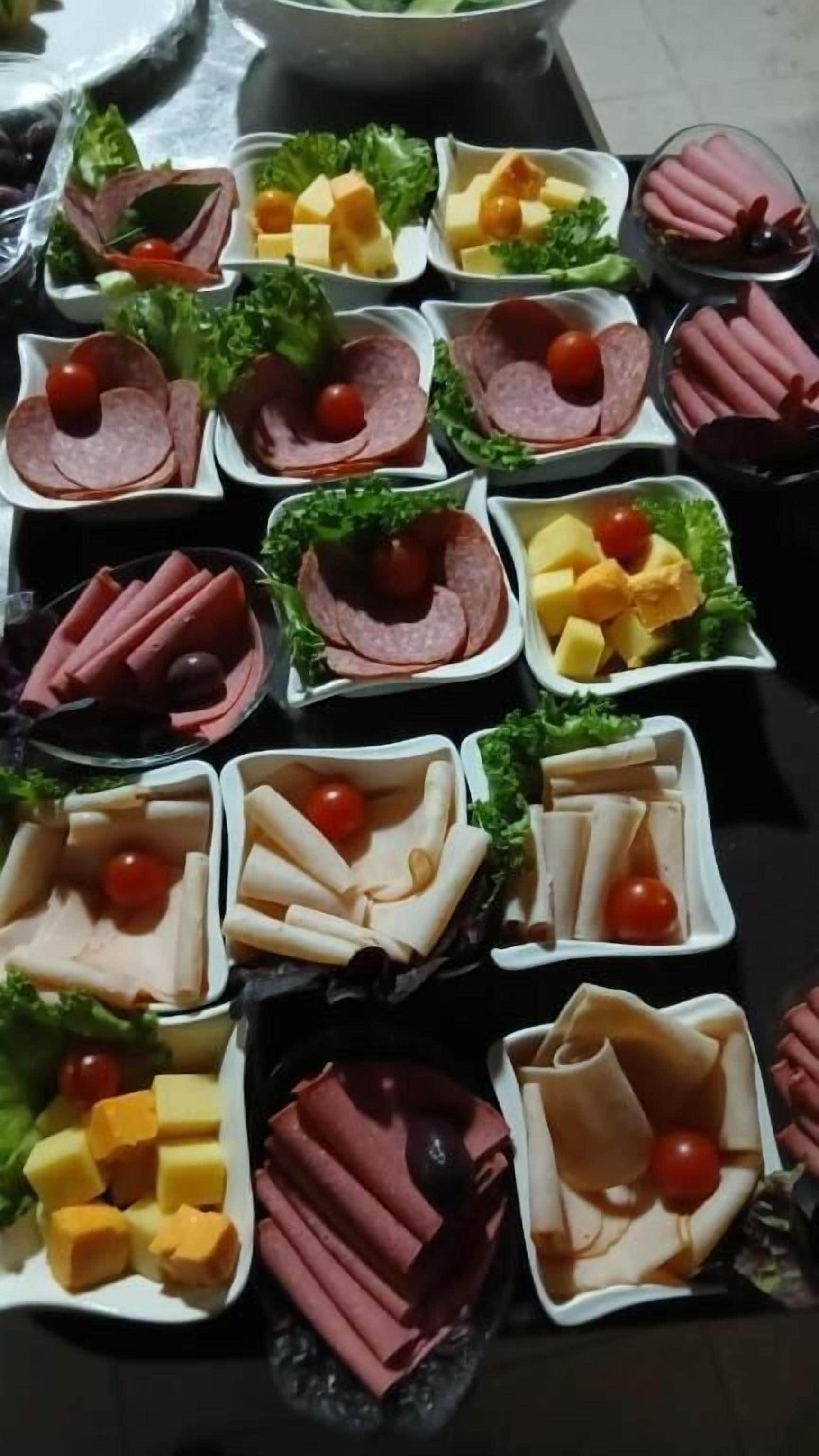 Una mesa con diversos alimentos dispuestos en recipientes.