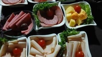 Una mesa con diversos alimentos dispuestos en recipientes.