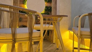 套房 (Junior Suite with Terrace) | 高級寢具、羽絨被、迷你吧、客房內保險箱