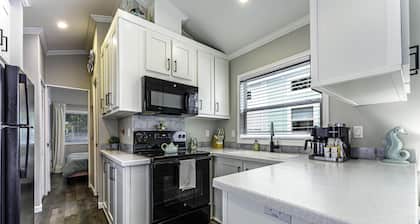 1 Bed/1 Bath - Pet Friendly, Sleeps 2 - 1 Bed/1 Bath - Pet Friendly, Sleeps 2
