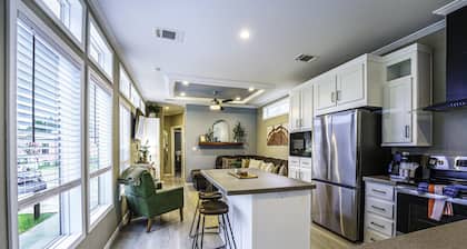 1 Bed/1 Bath - Pet Friendly, Sleeps 4 - 1 Bed/1 Bath - Sleeps up to 4, Pets Welcome with Registration