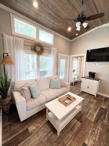 2 Bed/1 Bath w/ Loft - Pet Friendly, Sleeps 6 - Sleeps up to 6, Pet Friendly with Registration