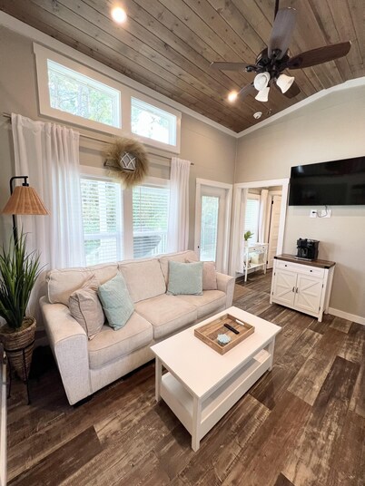 2 Bed/1 Bath w/ Loft - Pet Friendly, Sleeps 6 - Sleeps up to 6, Pet Friendly with Registration