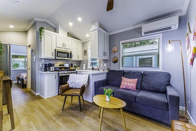 2 Bed/2 Bath - Pet Friendly, Sleeps 6 - Sleeps up to 6, Pet Friendly with Registration