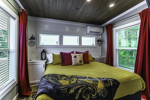 1 Bed/1 Bath Bunkhouse w/Loft + Outdoor Kitchen, Sleeps 6 - Sleeps up to 6, Pet Friendly with Registration