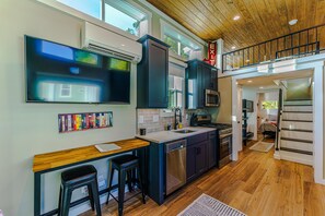 Lavavajillas y cafetera y tetera 