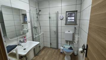 Dusche, Haartrockner, Handtücher, Toilettenpapier