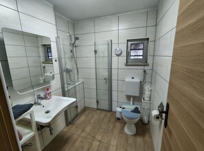 Douche, sèche-cheveux, serviettes fournies, papier toilette