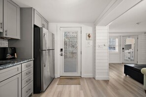 Interior - Surf 3 - Steps to beach and OC Boardwalk (Ocean City)