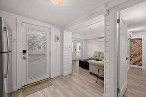 Interior - Surf 3 - Steps to beach and OC Boardwalk (Ocean City)