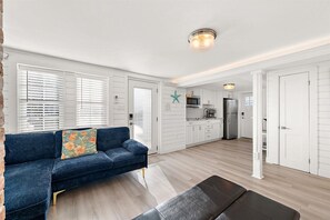TV - Surf 2 - Steps to the Beach and Boardwalk (Ocean City)