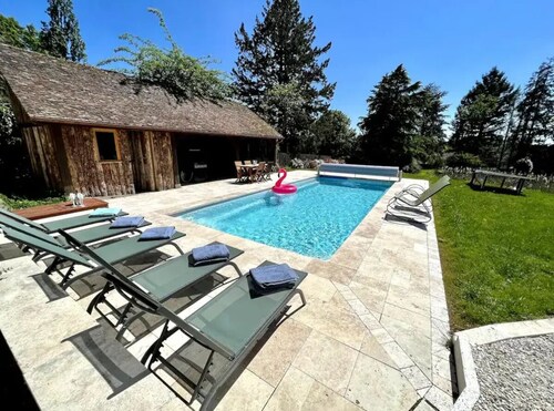 Superb family home with heated swimming pool and 1ha park