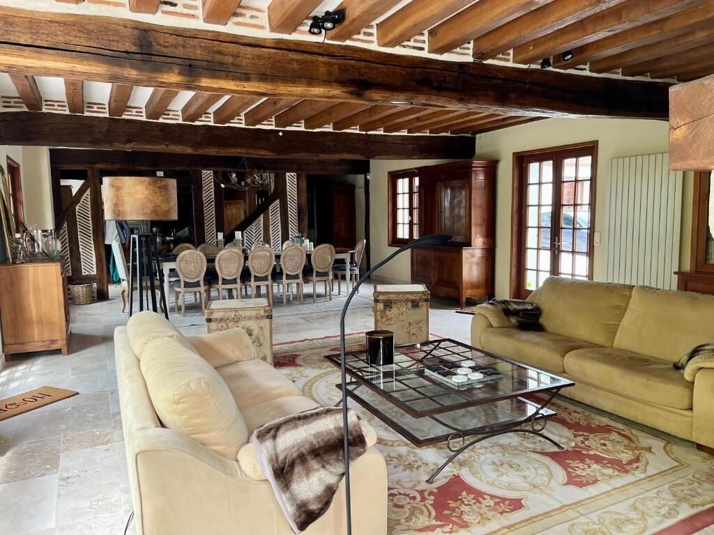 TV connectée, table de tennis de table, livres